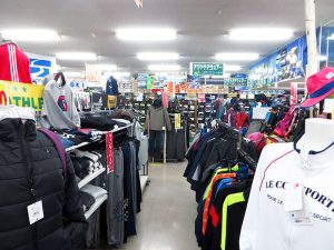 1F中央部にはジャージなどのスポーツウエア。